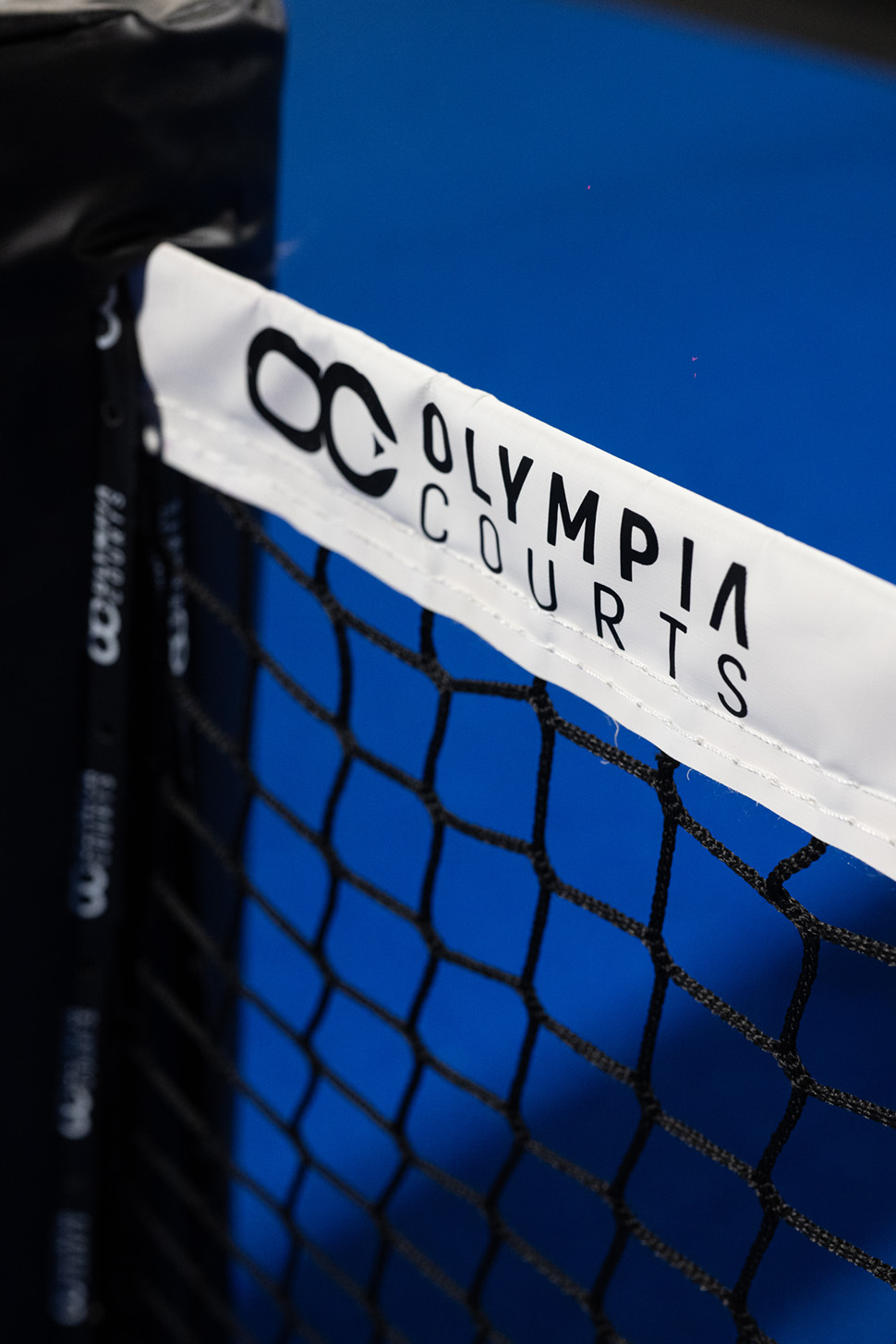 Estructura premium Olympia Courts — cristal templado 12mm y acero galvanizado Q235B