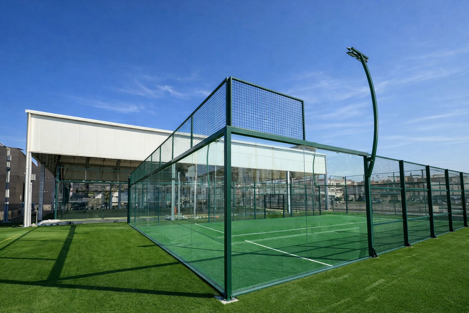 Pista de padel bajo el sol